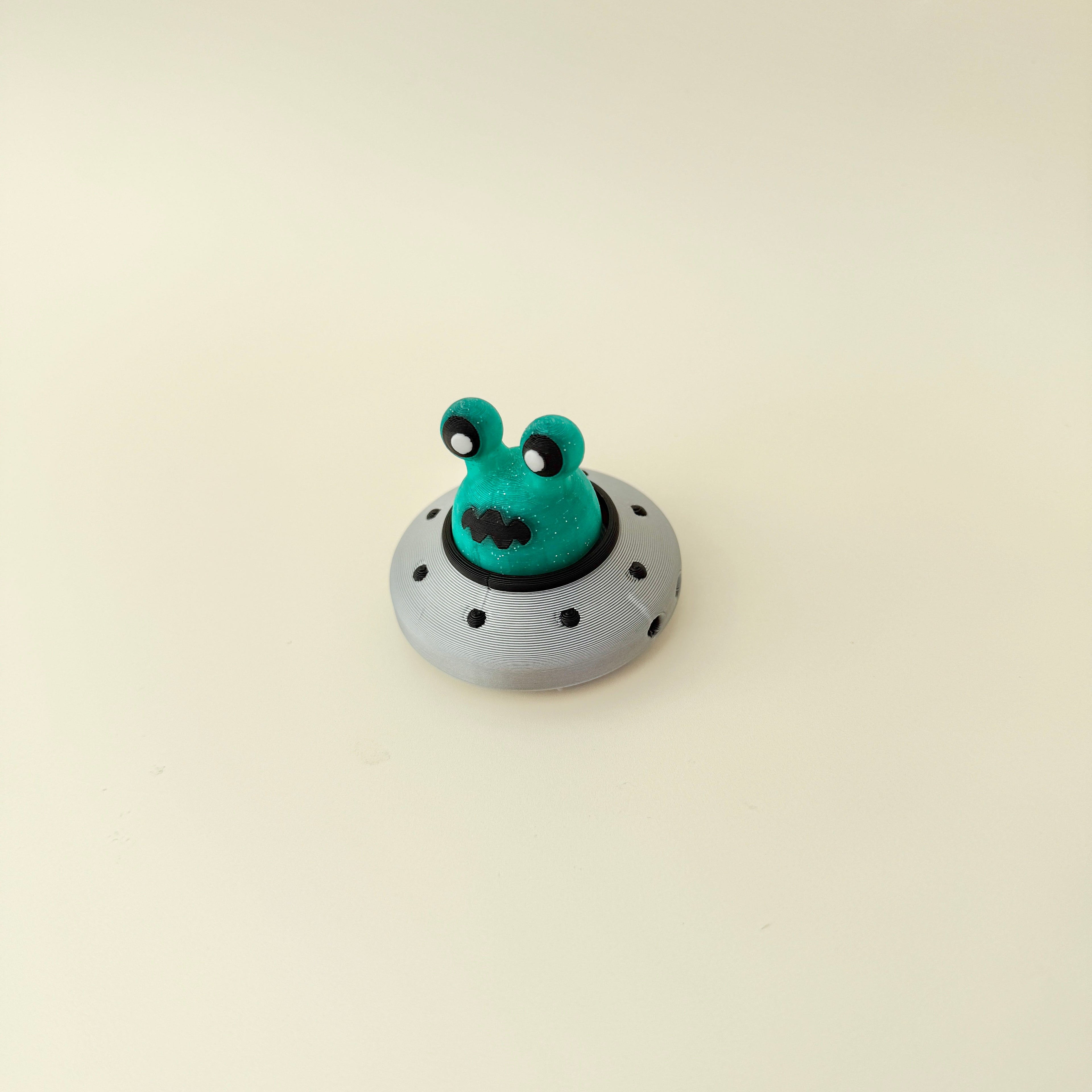 Press the alien to trigger a crisp, satisfying click for focus.
