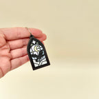 Small gothic clicker with detailed frame and coloured centre for visual interest and repetitive pressing.
