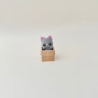 Plastic clicker toy featuring a cute grey cat in a box; audible press with optional quiet version for lower-noise settings.
