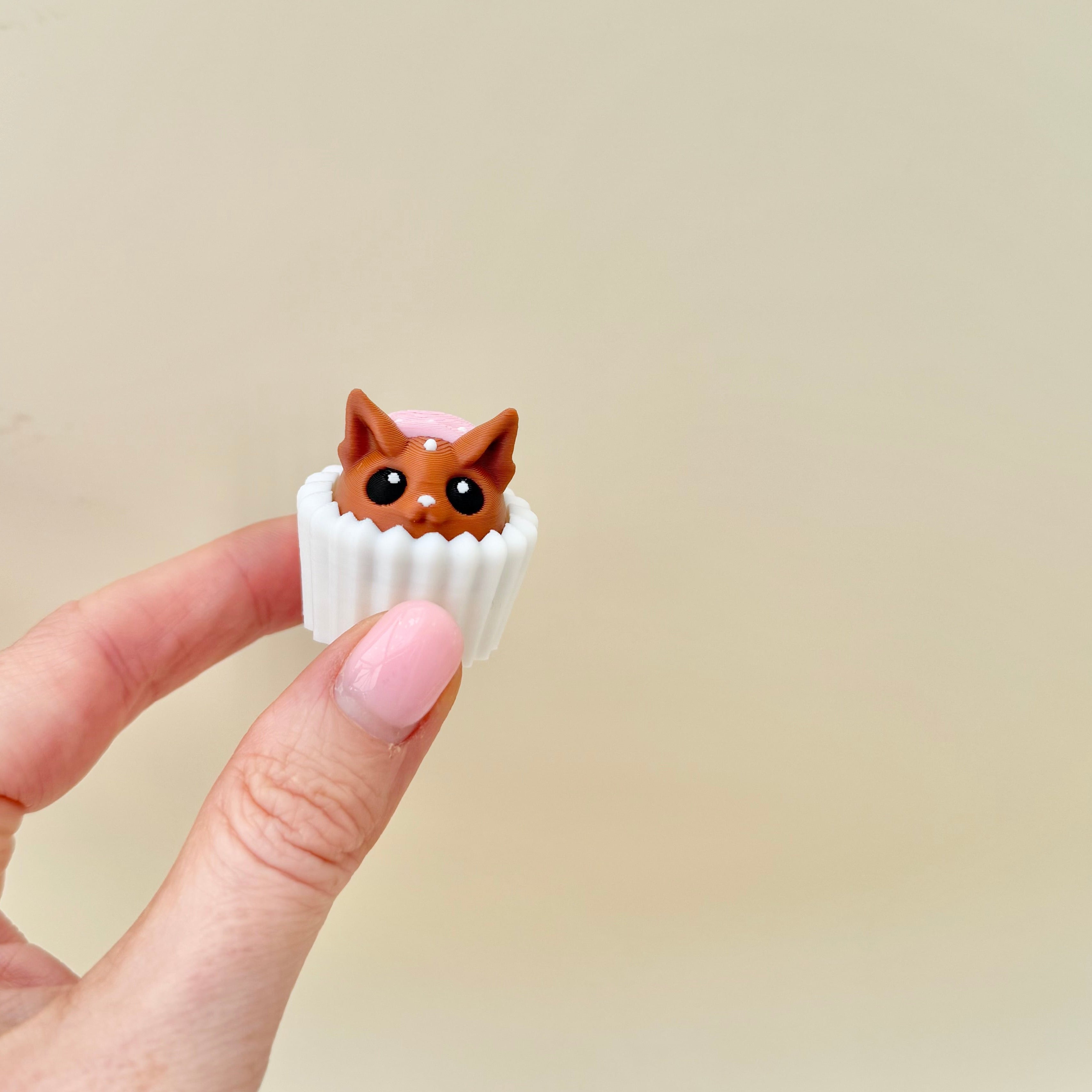 Novelty dessert-inspired sensory clicker with raised details, ideal for discreet fidgeting at home, work or school.

