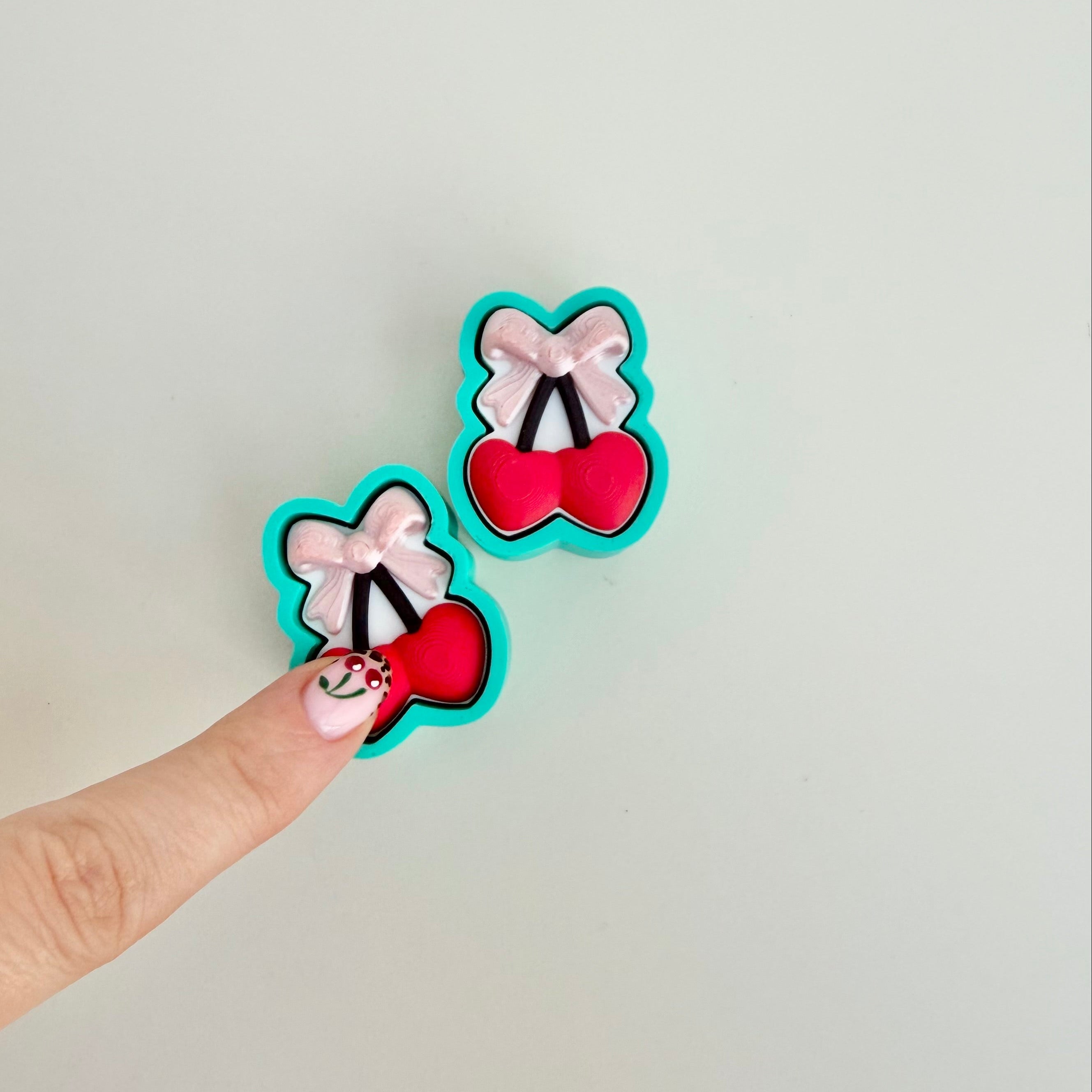 Compact sensory clicker for fidgeting, designed for tactile feedback, focus support, and desk or pocket use.
