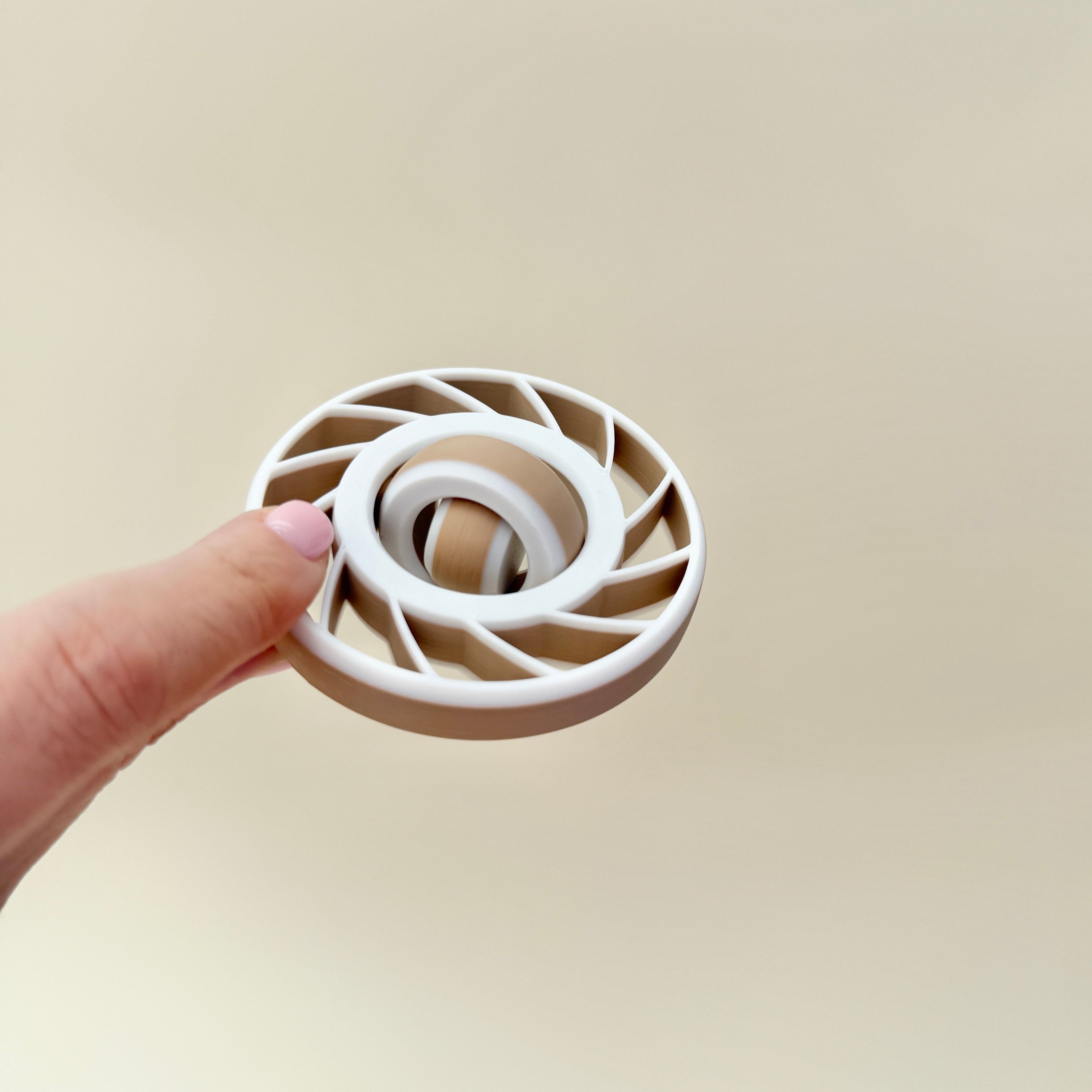 Hand-filling 7 cm sensory spinner for desk or carry.
