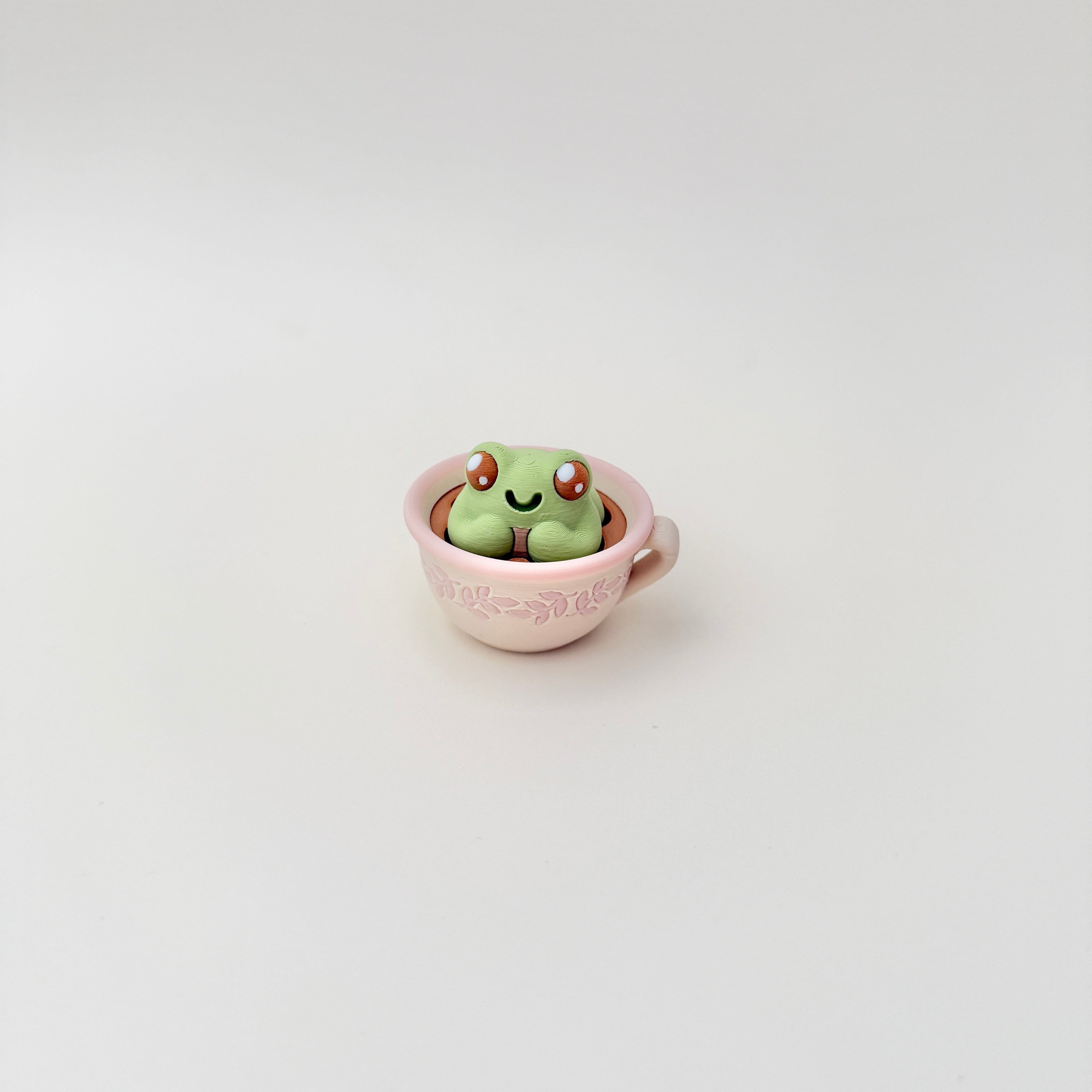 Compact 3.5 cm ornament that works as a portable desk fidget.
