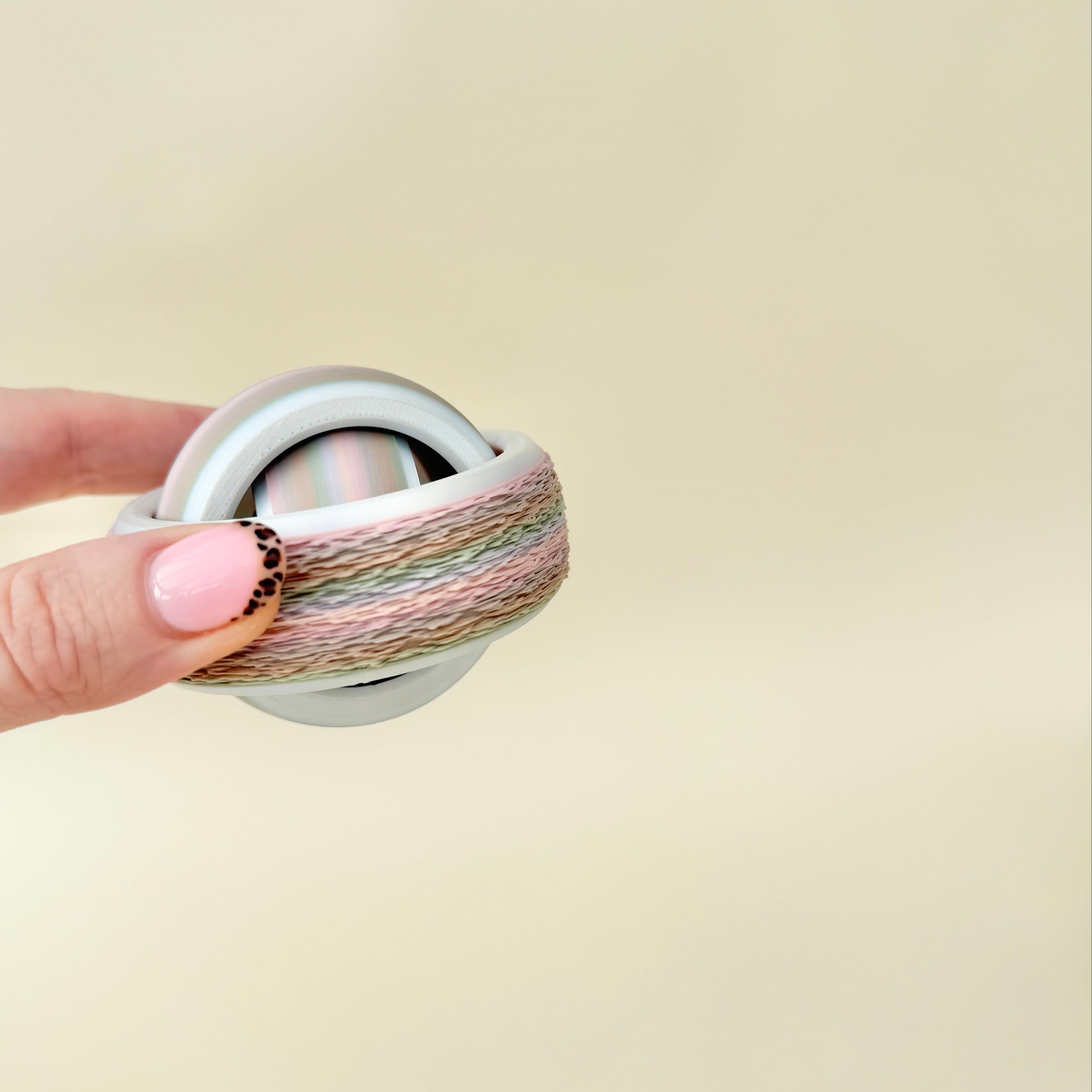 Low-noise desk fidget spinner without metal bearings, designed for discreet stimming at work, school, or home.
