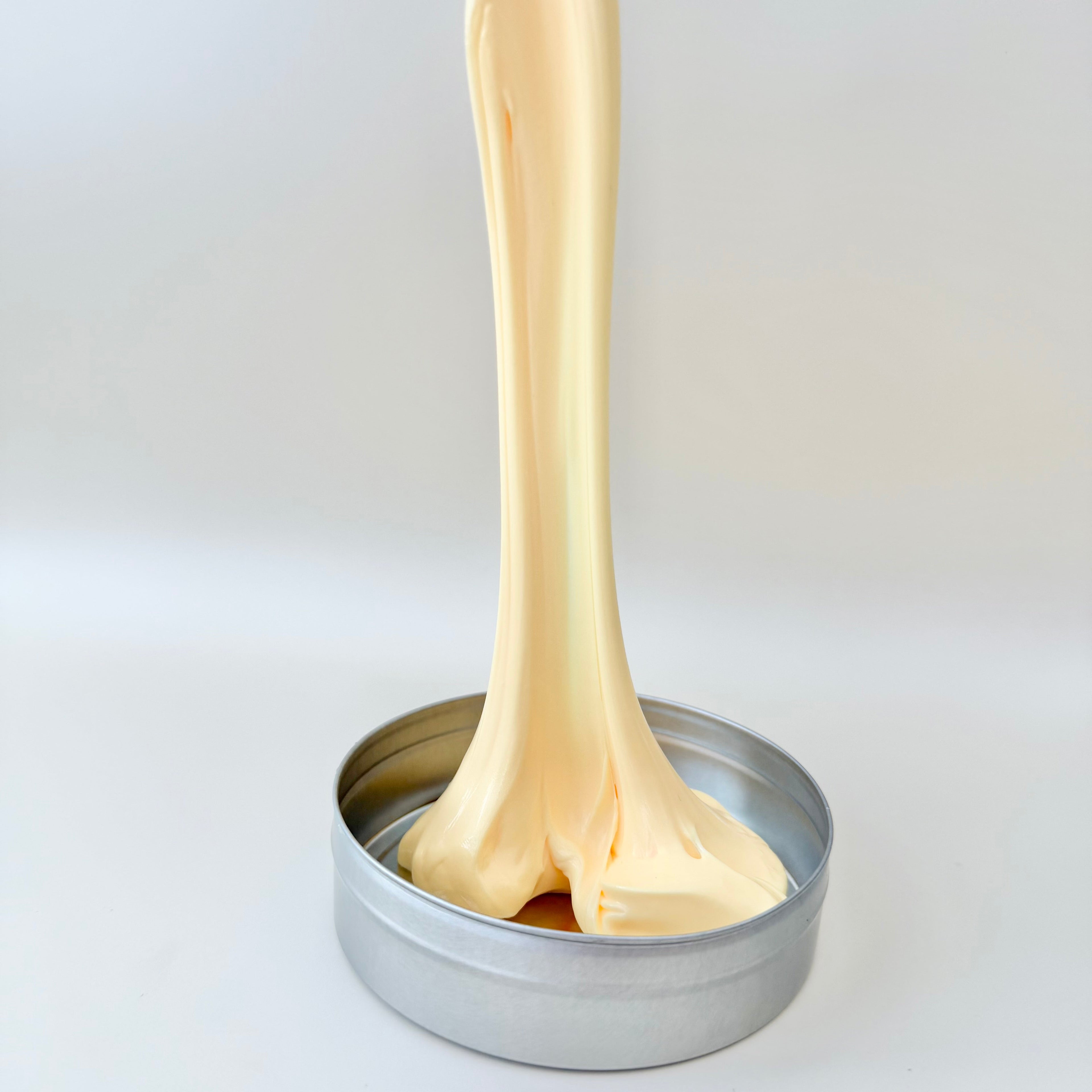 Silky silicone putty with soft resistance for squeezing, moulding and slow sensory play.
