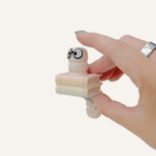 Soothing sensory toy for grounding, repetitive movement and easing restlessness during meetings, travel or study.
