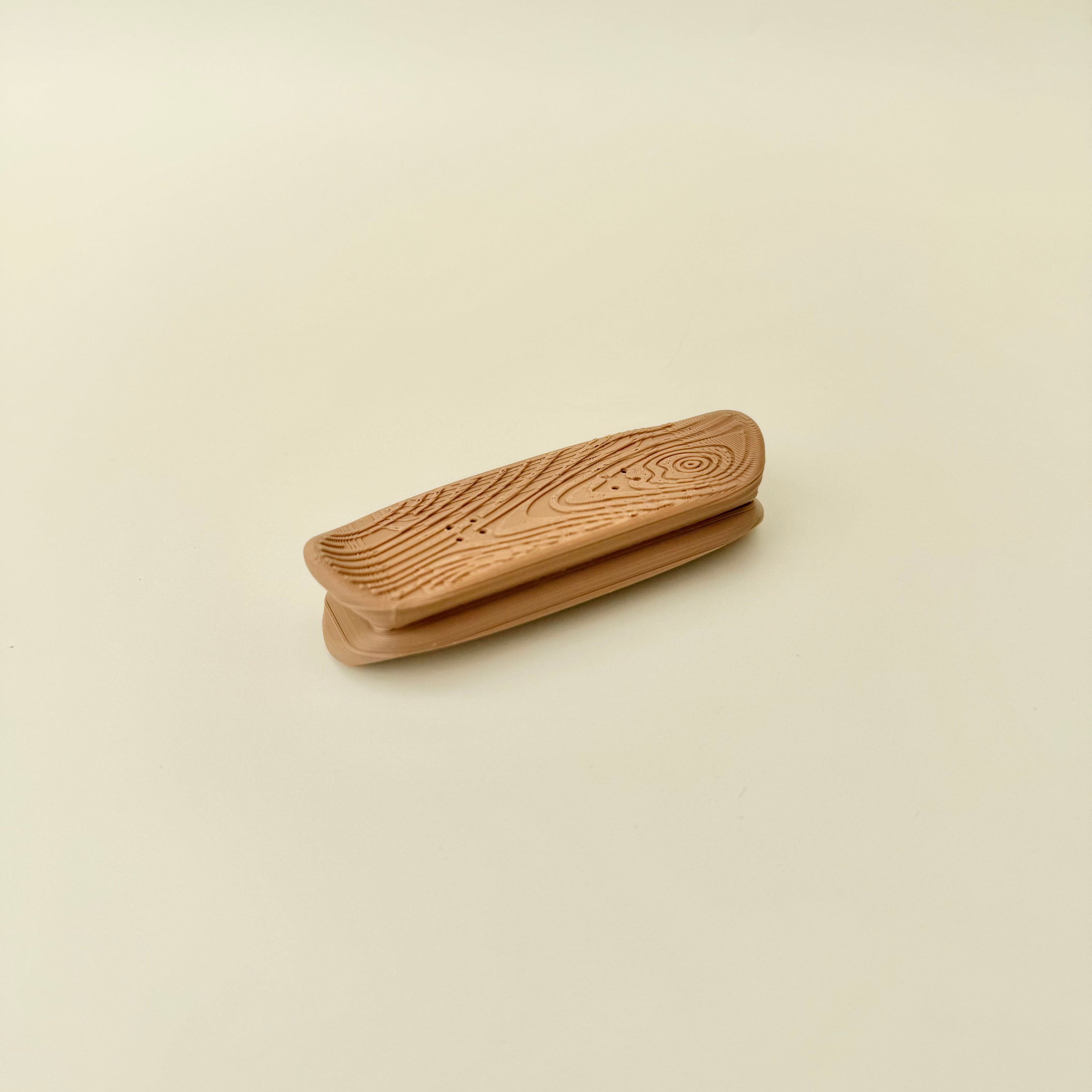 Compact one-hand magnet fidget with wood-style surface for repetitive movement and slightly higher sensory feedback.
